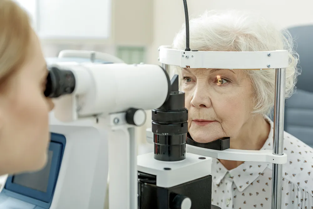 درمان پیر چشمی به چه شکل است