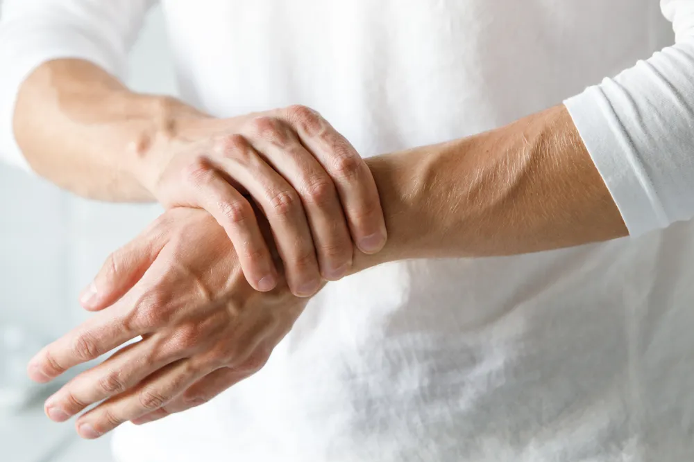 علائم آرتروز دست چیست؟ | آشنایی با روش های درمان آرتروز دست