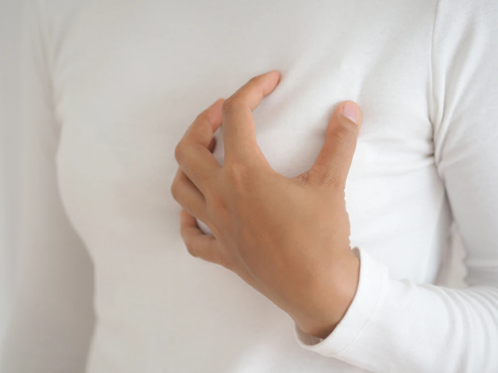 علائم کیست سینه چیست؟ | دلایل، انواع و راه های درمان