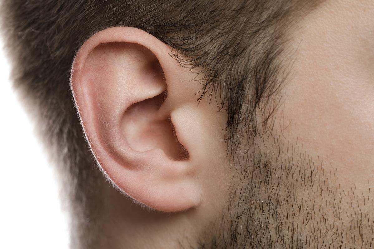 بررسی علائم سرطان لاله گوش به همراه روش درمان