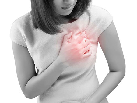 درد سینه نشانه چیست؟ | بررسی علت درد سینه در زنان